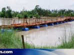 Sedang dibangun : Proses pembuatan jembatan apung yang menghubungkan dua Desa di dua Kabupaten yakni Kedung Waru Lor Kecamatan Karanganyar demak dan Setrokalangan Kecamatan Kaliwungu Kudus (Foto: YM)