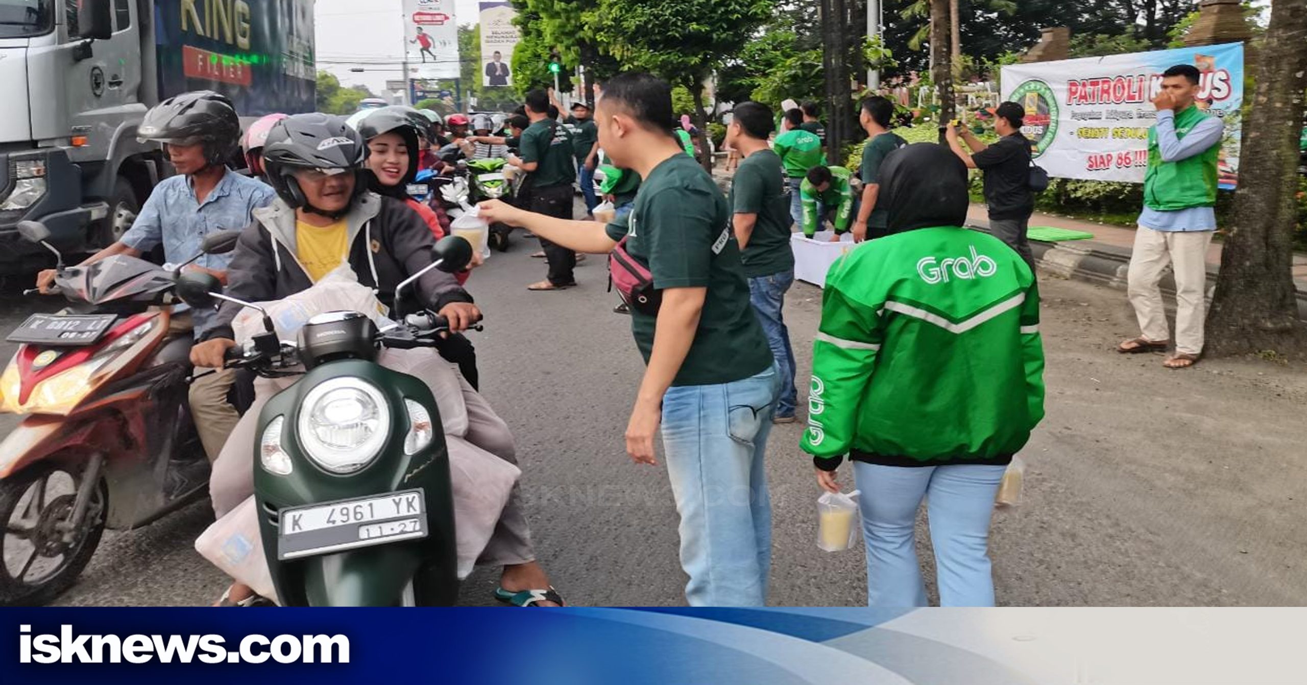 Komunitas Ojol yang tergabung dalam paguyuban Patroli mebagi-bagikan ratusan paket takjil di ruas jl AKBP R Agil Kusumadya, Jati Wetan, Kudus (Foto: istimewa/Patroli)