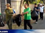 Pegawai Arpusda Diajak Bersihkan Sampah di Balai Jagong Kudus