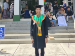 Sisihkan Gaji Untuk Beli Buku, Anak dari Tukang Ukir ini Jadi Wisudawan Terbaik