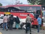 Hilang Kendali, Toyota Avanza Masuk Jalur Berlawanan dan Tabrak Bus di Kudus