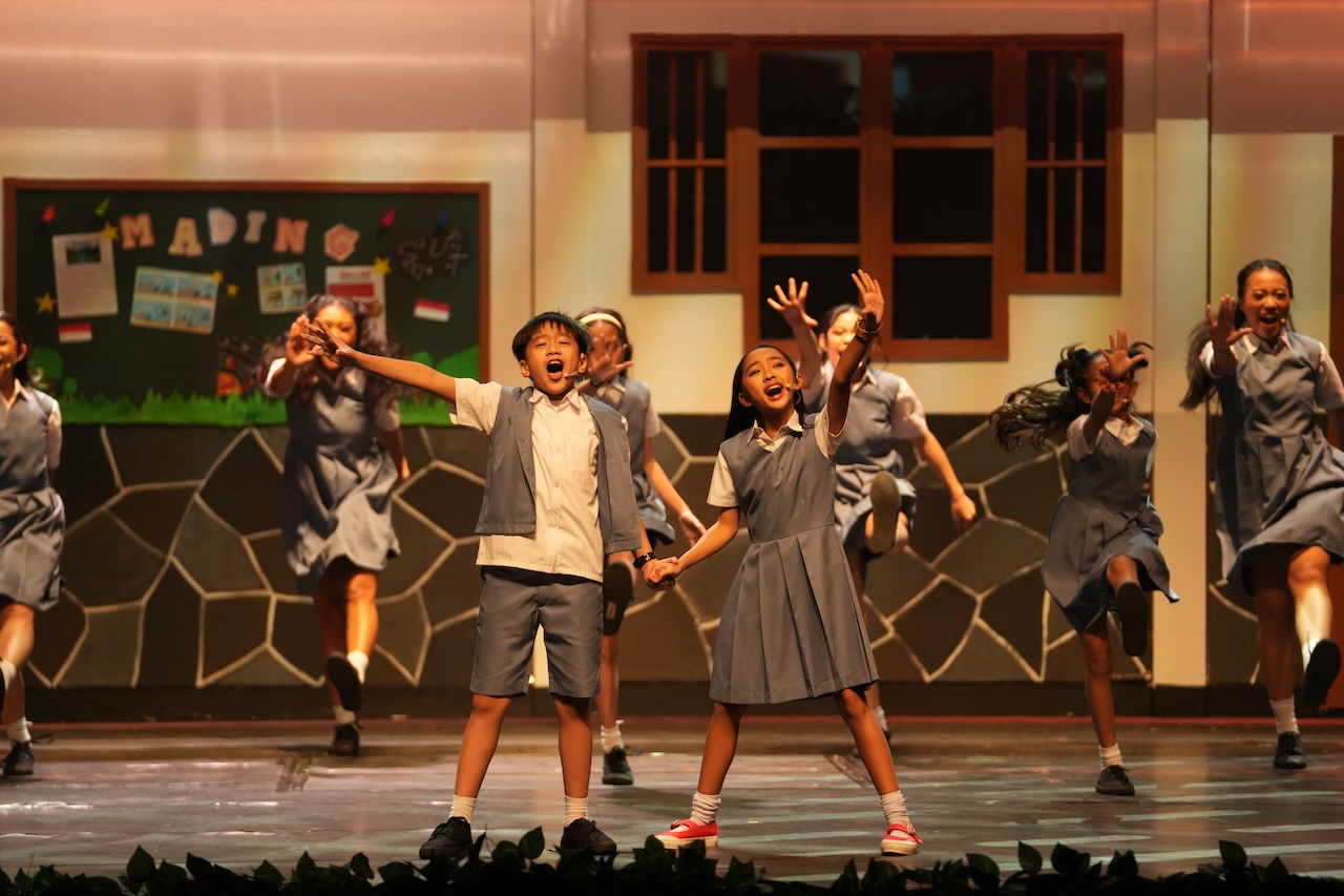 Alf sebagai Sadam (kiri) dan Ann sebagai Sherina (kanan)