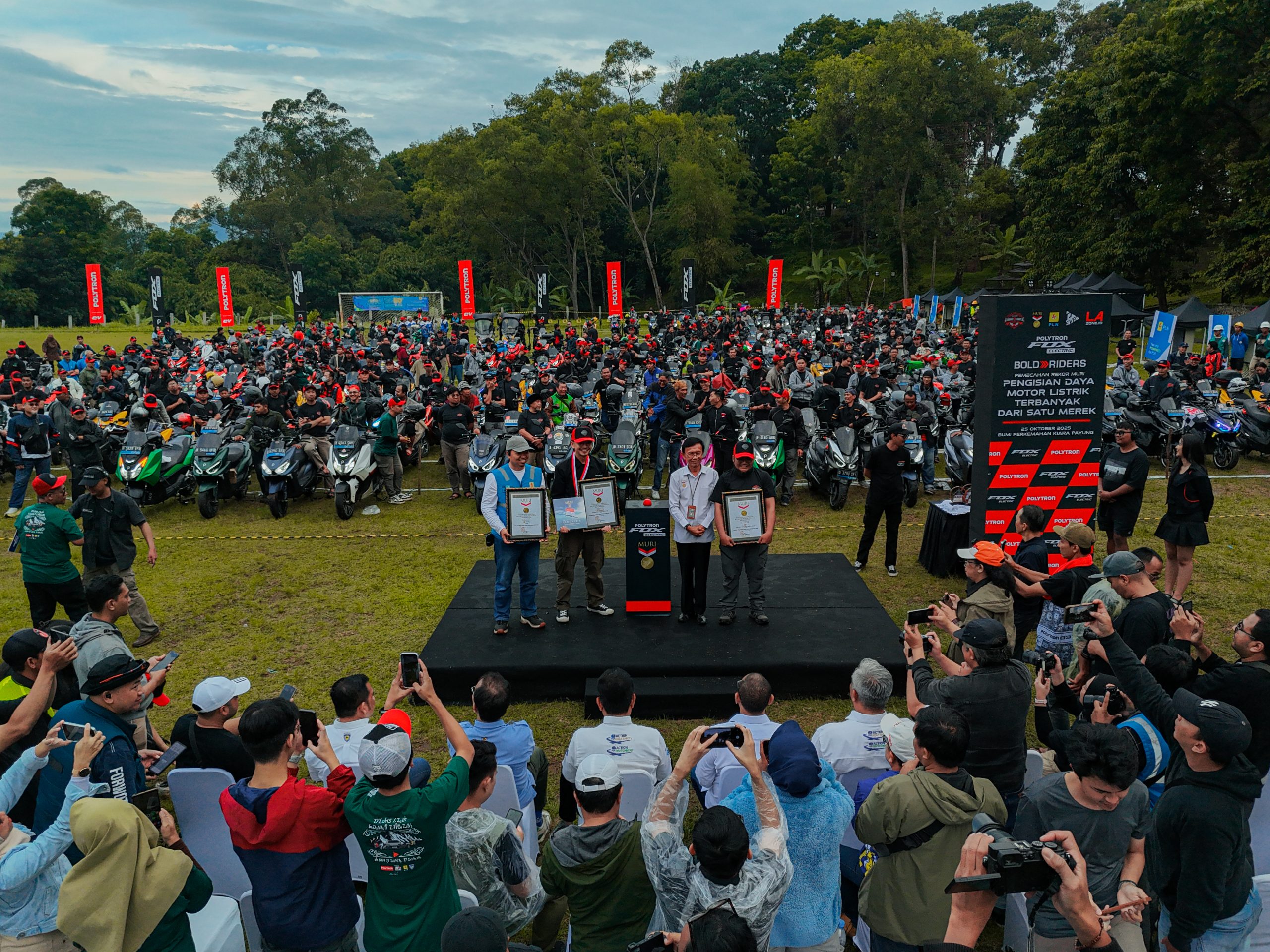 Komunitas Pengendara Motor Listrik Polytron dan PLN Pecahkan Rekor MURI Pengisian Daya Terbanyak