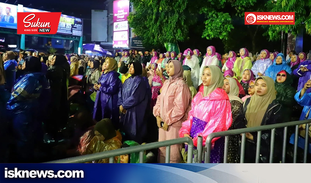 Hujan Tak Surutkan Semangat Para Santri Hadir di Jateng Berselawat Kudus 2025