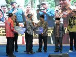 UMK Raih Penghargaan dalam Collaborative Awards Jawa Tengah 2026  UMK – Rektor Universitas Muria Kudus (UMK) menghadiri agenda bergengsi Collaborative Awards Jawa Tengah Tahun 2026 yang diselenggarakan oleh Pemerintah Provinsi Jawa Tengah di Gedung Gradhika Bhakti Praja, Kompleks Kantor Gubernur, Jumat (20/02/2026) sore. Acara ini menjadi panggung apresiasi bagi terciptanya kolaborasi strategis antara pemerintah, akademisi, dan berbagai pemangku kepentingan di Jawa Tengah.  Momen ini menjadi sangat spesial bagi Universitas Muria Kudus. Berdasarkan Keputusan Gubernur Jawa Tengah Nomor 100.3.3.1/38 Tahun 2026 yang ditetapkan pada 13 Februari 2026 , UMK resmi ditetapkan sebagai salah satu Pemenang Perguruan Tinggi Se-Jawa Tengah Terbaik dalam kategori Collaborative Award Tahun 2026. Atas prestasi tersebut, UMK berhak menerima penghargaan berupa Piagam dan Piala dari Gubernur Jawa Tengah.  Dalam kesempatan tersebut, Rektor UMK menyampaikan rasa bangganya atas pengakuan yang diberikan oleh Pemerintah Provinsi. Rektor menegaskan, penghargaan ini merupakan wujud nyata komitmen Universitas Muria Kudus untuk terus menjadi mitra strategis pemerintah  “Kehadiran kami dan diterimanya penghargaan Collaborative Awards 2026 ini merupakan wujud nyata komitmen Universitas Muria Kudus untuk terus menjadi mitra strategis pemerintah. Kami percaya bahwa inovasi di Jawa Tengah hanya bisa diakselerasi melalui kolaborasi ‘Pentahelix’, di mana akademisi berperan sebagai motor penggerak riset dan solusi bagi permasalahan di masyarakat,” tutur Rektor.  Sementara itu, Gubernur Jawa Tengah, Ahmad Luthfi menegaskan, penghargaan ini merupakan bentuk apresiasi atas terciptanya ekosistem kolaboratif yang sehat, setara, dan berkelanjutan antara Pemerintah Provinsi dengan mitra kerja.  “Pembangunan daerah tidak dapat diwujudkan hanya oleh Pemerintah Provinsi Jawa Tengah sendiri. Diperlukan kolaborasi serta kontribusi nyata dari Pemerintah Kabupaten/Kota dan lembaga pendidikan untuk mendukung program pembangunan melalui Kerja Sama Daerah yang berkualitas dan efektif,” ujar Gubernur.  Acara diisi dengan penandatanganan Nota Kesepakatan (NK) dan Rencana Kerja (RK) antara Pemerintah Provinsi Jawa Tengah dengan LLDIKTI Wilayah VI. Selain UMK, beberapa institusi lain yang turut menerima penghargaan serupa antara lain Universitas Sebelas Maret, Universitas Diponegoro, UIN Walisongo, Universitas Wahid Hasyim, dan Universitas Muhammadiyah Purwokerto. Di kategori Kabupaten/Kota, penghargaan diberikan kepada Kabupaten Banyumas, Kota Surakarta, Kabupaten Boyolali, Kabupaten Pemalang, Kota Magelang, dan Kabupaten Magelang.  Rangkaian kegiatan ditutup dengan sesi buka bersama pada pukul 18.00 WIB, yang semakin mempererat tali silaturahmi antarinstansi. Seluruh pembiayaan agenda ini dibebankan pada APBD Provinsi Jawa Tengah Tahun Anggaran 2026
