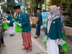 Siswa SMP NU Al-Ma’ruf Kudus Bagikan Ratusan Paket Takjil di Harlah ke-59