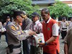 Ratusan Warga Terima Zakat Fitrah dari Polres Kudus, Total 800 Paket Disalurkan
