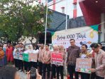 1000 Takjil Dibagikan Gratis Jelang Berbuka, Aksi Sosial Hotel di Kudus Ini Diserbu Warga 1000 Takjil Dibagikan Gratis Jelang Berbuka, Aksi Sosial Hotel di Kudus Ini Diserbu Warga