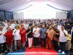 Bangga Jadi Wong Kudus: Halalbihalal FKMK Perkuat Ikatan dan Kontribusi untuk Daerah JAKARTA — Kehangatan silaturahmi mewarnai kegiatan Halalbihalal Forum Komunikasi Masyarakat Kudus (FKMK) yang dihadiri Bupati Kudus Sam’ani Intakoris bersama Wakil Bupati Kudus Bellinda Birton serta Ketua TP PKK Kabupaten Kudus Endhah Sam’ani Intakoris, di Lapangan Terbang Pusdirga, Minggu (12/4/2026). Kegiatan ini menjadi momentum penting dalam mempererat tali silaturahmi antara Pemerintah Kabupaten Kudus dengan masyarakat Kudus yang berada di wilayah Jabodetabek. Dalam sambutannya, Bupati Kudus menyampaikan rasa bangga atas kiprah putra-putri daerah yang telah berkontribusi di tingkat nasional, termasuk yang mengemban amanah sebagai pejabat di Jakarta. Menurutnya, hal tersebut merupakan anugerah sekaligus kebanggaan bagi Kabupaten Kudus. “Kami selaku Bupati dan Wakil Bupati bersama seluruh masyarakat Kabupaten Kudus merasa bangga, ada tokoh-tokoh dari Kudus yang menjadi pejabat di Jakarta. Ini menjadi anugerah bagi daerah kami. Semoga bapak ibu semua tidak lupa dengan Kudus. Mari kita bantu Kudus, sejahterakan Kudus. Semoga sehat dan sukses semuanya,” ujar Bupati. Bupati juga mengajak masyarakat Kudus di perantauan untuk terus menjaga hubungan dengan kampung halaman serta melestarikan budaya daerah. “Ojo lali muleh Kudus, jangan lupakan budaya Kudus di perantauan. Yang masih punya keluarga, teman, baik SD, SMP, atau SMA mari kita sambangi. Jalin komunikasi dan silaturahmi,” lanjutnya. Pada kesempatan tersebut, Bupati juga menyampaikan ucapan Selamat Hari Raya Idulfitri serta permohonan maaf lahir dan batin atas nama Pemerintah Kabupaten Kudus. Sementara itu, Ketua FKMK Marsekal Madya TNI (Purn) Eris Herryanto, menyampaikan apresiasi kepada Pemerintah Kabupaten Kudus atas perhatian kepada masyarakat, khususnya melalui program mudik gratis. “Saya mewakili pemudik mengucapkan terima kasih telah mengadakan mudik gratis beberapa waktu lalu. Terima kasih kepada Bapak Bupati dan Ibu, beserta Wakil Bupati yang berkenan hadir sehingga silaturahmi dengan warga Kudus di Jabodetabek tetap terjalin,” ungkapnya. Kegiatan semakin semarak dengan atraksi aerobatik yang dipersembahkan Ketua FKMK Marsekal Madya TNI (Purn) Eris Herryanto, menambah kebanggaan dan antusiasme seluruh peserta yang hadir. Kegiatan Halalbihalal ini tidak hanya menjadi ajang temu kangen, tetapi juga memperkuat sinergi antara pemerintah daerah dan diaspora Kudus dalam mendukung pembangunan daerah. Bangga Jadi Wong Kudus: Halalbihalal FKMK Perkuat Ikatan dan Kontribusi untuk Daerah JAKARTA — Kehangatan silaturahmi mewarnai kegiatan Halalbihalal Forum Komunikasi Masyarakat Kudus (FKMK) yang dihadiri Bupati Kudus Sam’ani Intakoris bersama Wakil Bupati Kudus Bellinda Birton serta Ketua TP PKK Kabupaten Kudus Endhah Sam’ani Intakoris, di Lapangan Terbang Pusdirga, Minggu (12/4/2026). Kegiatan ini menjadi momentum penting dalam mempererat tali silaturahmi antara Pemerintah Kabupaten Kudus dengan masyarakat Kudus yang berada di wilayah Jabodetabek. Dalam sambutannya, Bupati Kudus menyampaikan rasa bangga atas kiprah putra-putri daerah yang telah berkontribusi di tingkat nasional, termasuk yang mengemban amanah sebagai pejabat di Jakarta. Menurutnya, hal tersebut merupakan anugerah sekaligus kebanggaan bagi Kabupaten Kudus. “Kami selaku Bupati dan Wakil Bupati bersama seluruh masyarakat Kabupaten Kudus merasa bangga, ada tokoh-tokoh dari Kudus yang menjadi pejabat di Jakarta. Ini menjadi anugerah bagi daerah kami. Semoga bapak ibu semua tidak lupa dengan Kudus. Mari kita bantu Kudus, sejahterakan Kudus. Semoga sehat dan sukses semuanya,” ujar Bupati. Bupati juga mengajak masyarakat Kudus di perantauan untuk terus menjaga hubungan dengan kampung halaman serta melestarikan budaya daerah. “Ojo lali muleh Kudus, jangan lupakan budaya Kudus di perantauan. Yang masih punya keluarga, teman, baik SD, SMP, atau SMA mari kita sambangi. Jalin komunikasi dan silaturahmi,” lanjutnya. Pada kesempatan tersebut, Bupati juga menyampaikan ucapan Selamat Hari Raya Idulfitri serta permohonan maaf lahir dan batin atas nama Pemerintah Kabupaten Kudus. Sementara itu, Ketua FKMK Marsekal Madya TNI (Purn) Eris Herryanto, menyampaikan apresiasi kepada Pemerintah Kabupaten Kudus atas perhatian kepada masyarakat, khususnya melalui program mudik gratis. “Saya mewakili pemudik mengucapkan terima kasih telah mengadakan mudik gratis beberapa waktu lalu. Terima kasih kepada Bapak Bupati dan Ibu, beserta Wakil Bupati yang berkenan hadir sehingga silaturahmi dengan warga Kudus di Jabodetabek tetap terjalin,” ungkapnya. Kegiatan semakin semarak dengan atraksi aerobatik yang dipersembahkan Ketua FKMK Marsekal Madya TNI (Purn) Eris Herryanto, menambah kebanggaan dan antusiasme seluruh peserta yang hadir. Kegiatan Halalbihalal ini tidak hanya menjadi ajang temu kangen, tetapi juga memperkuat sinergi antara pemerintah daerah dan diaspora Kudus dalam mendukung pembangunan daerah.