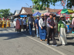Meriah, Kirab Lentog Tanjung Hadirkan Kostum Jadul hingga Jajanan Tradisional Gratis
