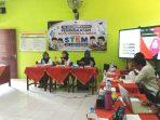 Perkuat Kompetensi Guru SD 3 Adiwarno Kembangkan Ruang Karya Berbasis STEM KUDUS – SD 3 Adiwarno, Kecamatan Mejobo, Kabupaten Kudus, menjadi salah satu dari 50 satuan pendidikan di Indonesia penerima Bantuan Pemerintah Peningkatan Mutu Pendidikan Tahun Anggaran 2026 dari Direktorat Sekolah Dasar, Kementerian Pendidikan Dasar dan Menengah. Bantuan tersebut diarahkan untuk mengembangkan ruang karya berbasis pembelajaran STEM (Science, Technology, Engineering, and Mathematics) guna mendukung pembelajaran yang kreatif, kontekstual, dan berorientasi pada pemecahan masalah. Kepala SD 3 Adiwarno, Asomah, S.Pd. SD, mengatakan melalui program itu, peserta didik tidak hanya memperoleh pengetahuan secara teoritis, tetapi juga didorong menerapkan konsep melalui praktik dan menghasilkan karya. Bagi SD 3 Adiwarno, program tersebut menjadi kesempatan memperkuat budaya belajar yang mendorong siswa aktif berpikir, mencoba, mencipta, dan berkarya. “Sebagai langkah awal, SD 3 Adiwarno melaksanakan In House Training (IHT) untuk memperkuat kompetensi guru, khususnya pemahaman tentang STEM serta perencanaan modul ajar intrakurikuler dan kokurikuler. Penguatan konsep tersebut penting untuk mencegah miskonsepsi mengenai intrakurikuler, kokurikuler, dan ekstrakurikuler yang memiliki fungsi berbeda, tetapi saling melengkapi,” kata Asomah. Pemahaman tersebut menjadi fokus IHT pertama bertajuk “Merancang Modul Kokurikuler Berbasis STEM: Dari Ide Menjadi Karya”, yang digelar Kamis (3/9/2026). Dalam kegiatan tersebut dijelaskan bahwa intrakurikuler merupakan pembelajaran utama yang berkaitan langsung dengan struktur kurikulum dan pencapaian tujuan pembelajaran. Kokurikuler merupakan kegiatan untuk memperkuat, memperdalam, atau memperkaya pembelajaran dan kompetensi peserta didik. Sementara ekstrakurikuler berorientasi pada pengembangan minat, bakat, potensi, kepribadian, dan kemampuan sosial peserta didik. Dengan demikian, kokurikuler bukan sekadar kegiatan tambahan, melainkan ruang untuk menghubungkan pengetahuan dengan pengalaman nyata, pemecahan masalah, kolaborasi, dan penciptaan karya. Kegiatan yang diikuti seluruh guru SD 3 Adiwarno dengan Eko Mardiana, S.Pd. SD, sebagai narasumber. Guru didorong menggali ide, mengembangkannya menjadi desain kegiatan, hingga menyusun modul kokurikuler berbasis STEM yang relevan dengan kehidupan peserta didik. Eko Mardiana mengatakan peningkatan kompetensi guru menjadi salah satu kunci kemajuan sekolah. Guru, kata dia, perlu terus belajar, berkolaborasi, dan mengembangkan gagasan sesuai kebutuhan peserta didik. “Melalui kegiatan ini, kami ingin menggali ide kreatif para guru untuk dikembangkan menjadi modul kokurikuler berbasis STEM. Sebelumnya, pemahaman tentang intra, ko, dan ekstrakurikuler harus benar agar tidak terjadi miskonsepsi. Guru tidak hanya dituntut merancang kegiatan yang menarik, tetapi juga memberikan pengalaman belajar yang bermakna bagi siswa,” ujarnya. Ia menambahkan, ide yang muncul harus diwujudkan melalui proses perancangan, kolaborasi, hingga menghasilkan karya nyata yang bermanfaat bagi siswa. Guru kelas SD 3 Adiwarno, Margono, S.Pd. SD, menilai materi tersebut memberikan bekal penting bagi guru dalam menyusun modul kokurikuler sesuai tujuan dan kebutuhan peserta didik. “IHT seperti ini sangat membantu kami untuk berdiskusi, bertukar pengalaman, dan memperoleh wawasan baru tentang cara merancang kegiatan yang menarik sekaligus melatih kreativitas dan kemampuan berpikir siswa. Yang terpenting, tidak terjadi miskonsepsi dalam memahami kegiatan intra, ko, dan ekstrakurikuler,” katanya. Rangkaian IHT berlanjut Sabtu (5/9/2026) dengan materi “Solar Smart Irrigation: Sistem Penyiraman Otomatis Hemat Air dan Energi” yang disampaikan Abdul Rouf Irwanto, S.Pd., guru SMK 2 Pati. Materi tersebut memberikan contoh konkret penerapan STEM melalui sistem penyiraman tanaman otomatis yang memanfaatkan sensor kelembapan tanah dan energi surya. Abdul Rouf menjelaskan, teknologi tersebut menunjukkan bagaimana persoalan sederhana di lingkungan dapat dikembangkan menjadi proyek berbasis STEM. “Melalui sistem ini, kita belajar bagaimana sensor membaca kelembapan tanah untuk mengatur penyiraman secara otomatis. Energi surya digunakan sebagai sumber energi sehingga sistem lebih hemat dan ramah lingkungan,” jelasnya. Materi tersebut sekaligus melanjutkan pembelajaran hari pertama, ketika guru belajar menemukan ide dan merancang modul kokurikuler berbasis STEM. Pada sesi kedua, guru melihat contoh bagaimana persoalan nyata dikembangkan menjadi solusi teknologi dan karya. Kepala SD 3 Adiwarno, Asomah, S.Pd. SD, mengatakan kesinambungan materi menjadi bagian penting dalam pelaksanaan IHT. “Kami berharap guru tidak hanya mendapatkan pengetahuan, tetapi mampu mengembangkan gagasan menjadi kegiatan yang dekat dengan kehidupan siswa, mulai dari menemukan masalah, mencari solusi, membuat, hingga menghasilkan karya,” ujarnya. Rangkaian kegiatan selanjutnya dijadwalkan Selasa (8/9/2026) dengan materi wawasan lingkungan hidup yang menghadirkan narasumber dari Dinas Perumahan, Kawasan Permukiman dan Lingkungan Hidup (PKPLH) Kabupaten Kudus. Materi tersebut menjadi penguatan agar kegiatan kokurikuler berbasis STEM tidak hanya berorientasi pada produk, tetapi juga menumbuhkan kepedulian terhadap persoalan lingkungan. Guru akan diajak menjadikan lingkungan sekolah dan kehidupan sehari-hari sebagai sumber belajar untuk menemukan persoalan yang dapat dikembangkan menjadi tema, proyek, maupun karya siswa. Pengawas Daerah Binaan (Dabin) Korwilcam Mejobo, Sulastri, S.T., mengapresiasi rangkaian IHT tersebut. Menurutnya, program peningkatan mutu dari pemerintah harus diikuti tindak lanjut yang nyata. “Program tersebut jangan berhenti hanya pada sekolah dan guru yang mengikuti. Ilmu dan pengalaman yang diperoleh harus dipraktikkan, didiseminasikan, dan ditularkan kepada sejawat agar manfaatnya lebih luas,” ujarnya. Melalui rangkaian IHT tersebut, SD 3 Adiwarno menerjemahkan dukungan program pemerintah menjadi proses peningkatan kompetensi guru yang berkelanjutan, mulai dari memahami konsep, menemukan ide, merancang, mencoba, hingga menghasilkan karya yang berkaitan dengan persoalan nyata. Dengan alur “dari ide menjadi karya”, kegiatan tersebut diharapkan berkembang menjadi inovasi yang hemat energi, ramah lingkungan, dan dapat diterapkan bersama peserta didik sebagai bagian dari budaya belajar dan inovasi di sekolah.